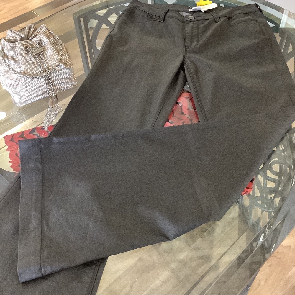 Wide leg makali oilcloth denim jean. Pockets detailed